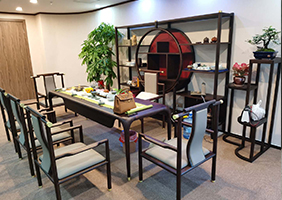 客戶現場實拍圖，新中式純原（yuán）木辦公（gōng）家具