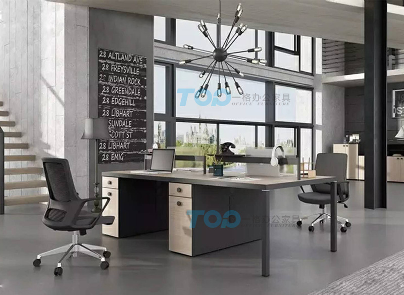 辦公桌（zhuō）