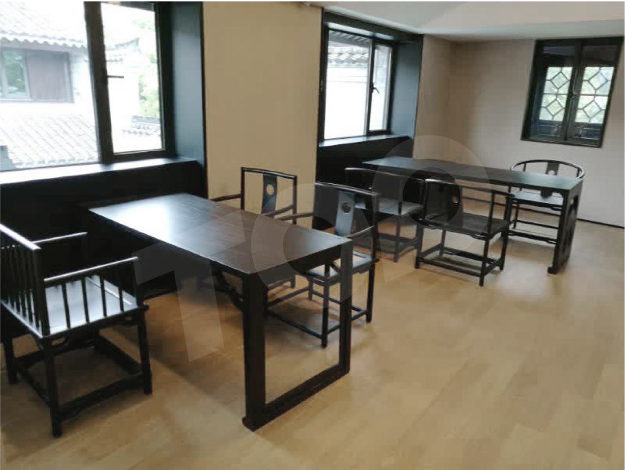 一（yī）對一洽談實（shí）木桌椅