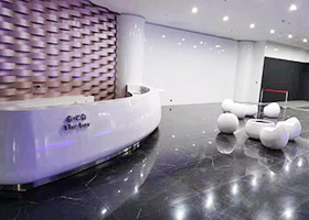 烤漆水吧台，休閑桌椅